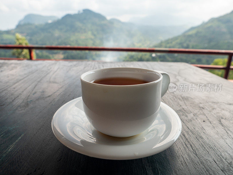 斯里兰卡茶园桌上的茶杯