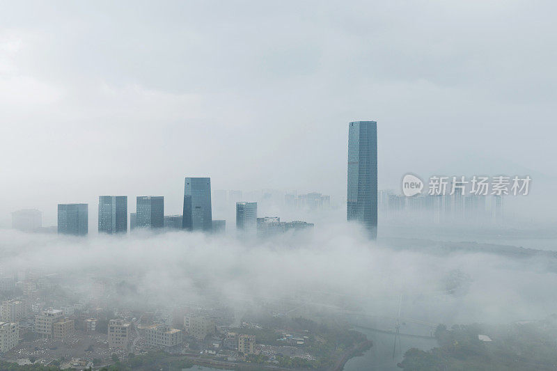 早晨城市的建筑物被雾覆盖着