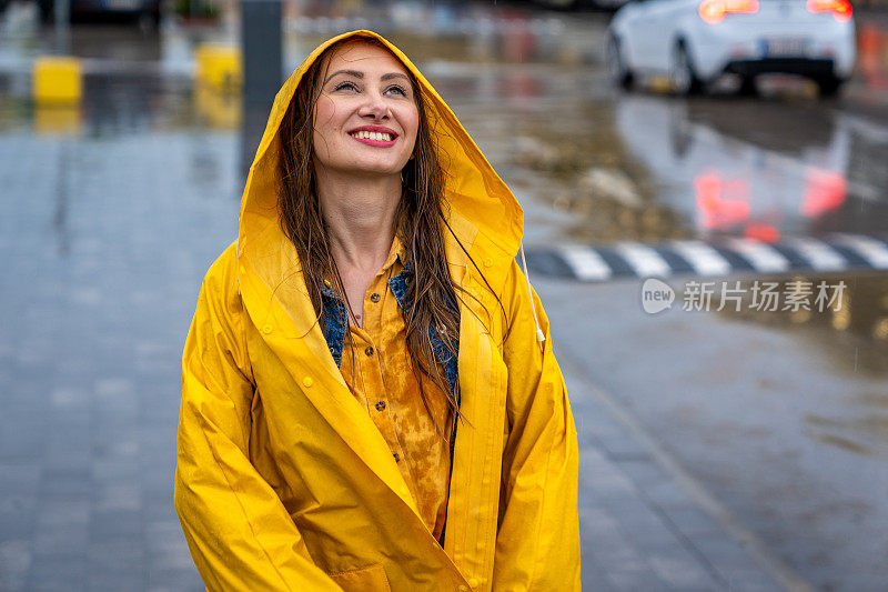 年轻女子在雨中行走