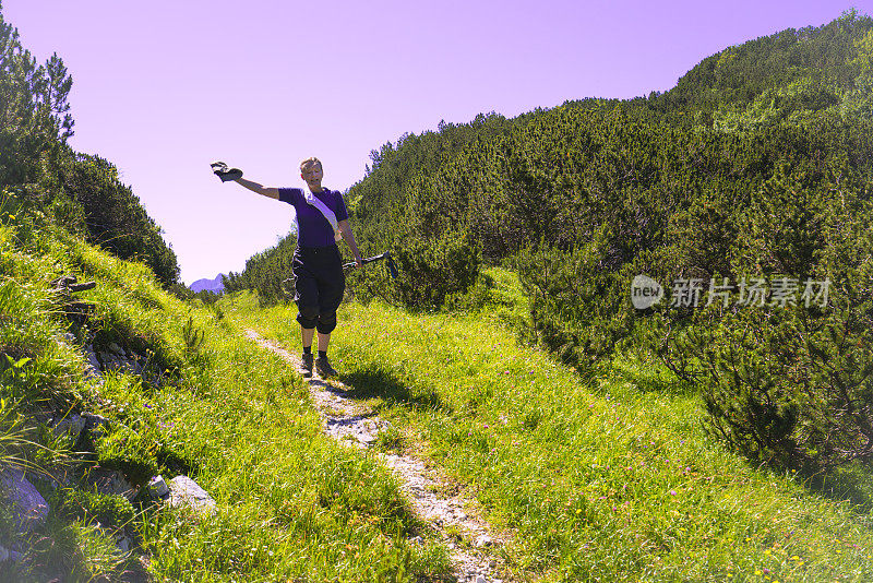 斯洛文尼亚，一位年长的妇女在从克伦湖到科姆纳的徒步旅行中举起手