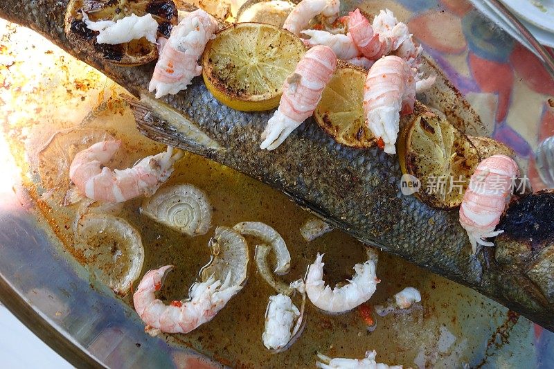 把海鱼放在烤箱里煮，和去皮的海螯虾一起吃