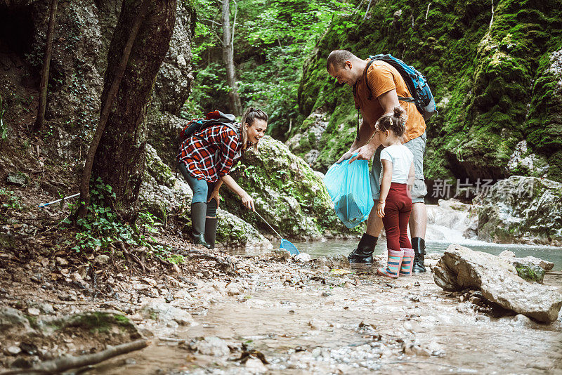 在森林和小溪里捡垃圾