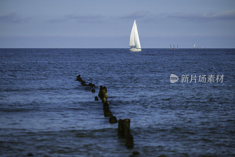 海上孤独的小船