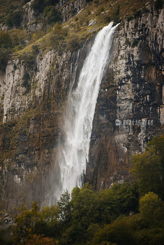 西班牙坎塔布里亚的阿森河瀑布