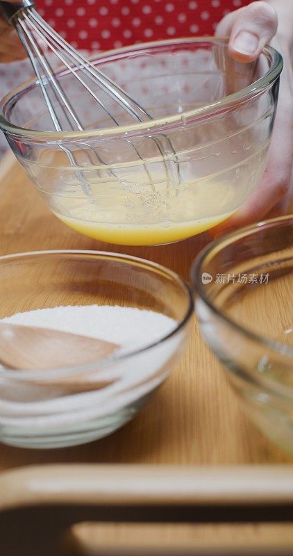 在家做法式薄饼。特写垂直前视图