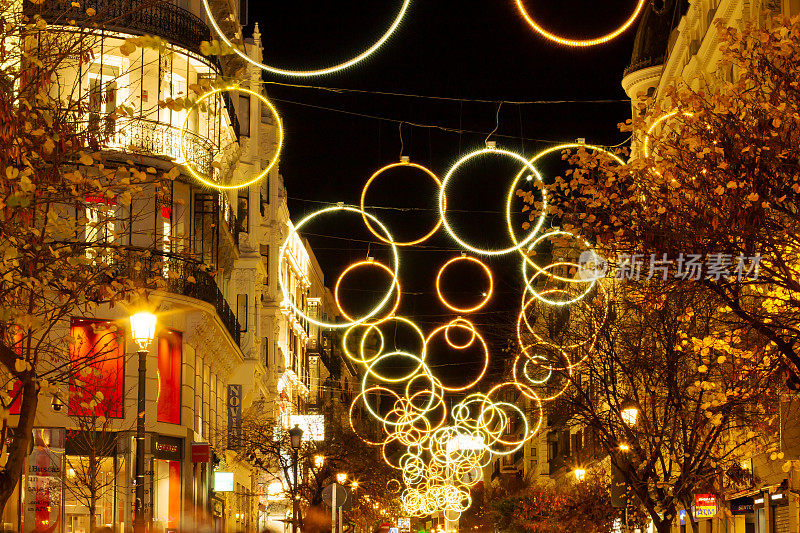 西班牙马德里市长街的圣诞灯饰。
