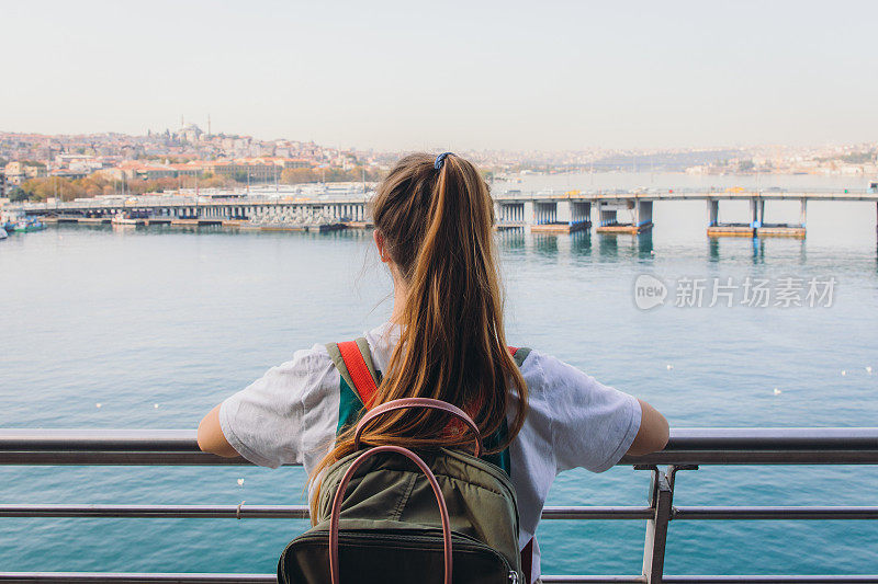 年轻女子在伊斯坦布尔享受日落