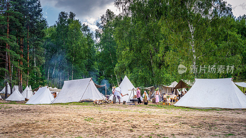 历史重演的斯拉夫或维京部落帐篷营地