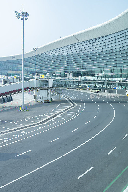 内部道路、旅客登机桥和机场候机楼