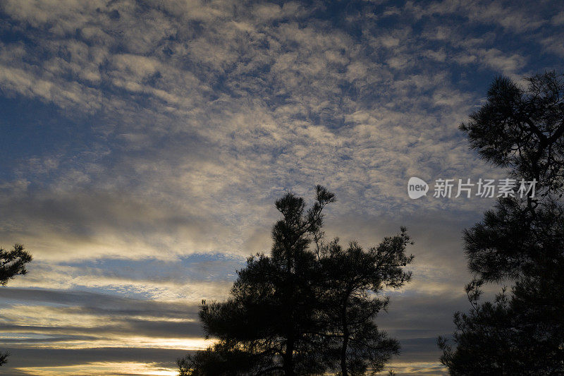 令人惊叹的日落鸟瞰海面