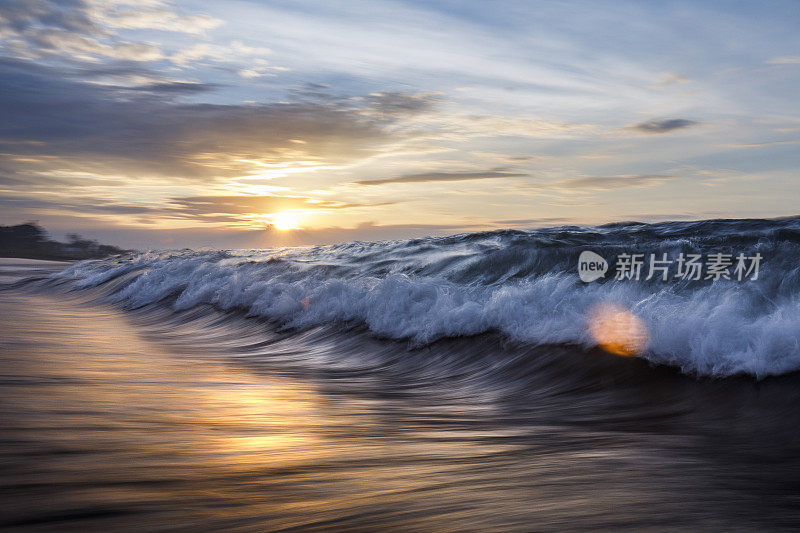 在金色的海岸线上，太阳在涨潮时升起