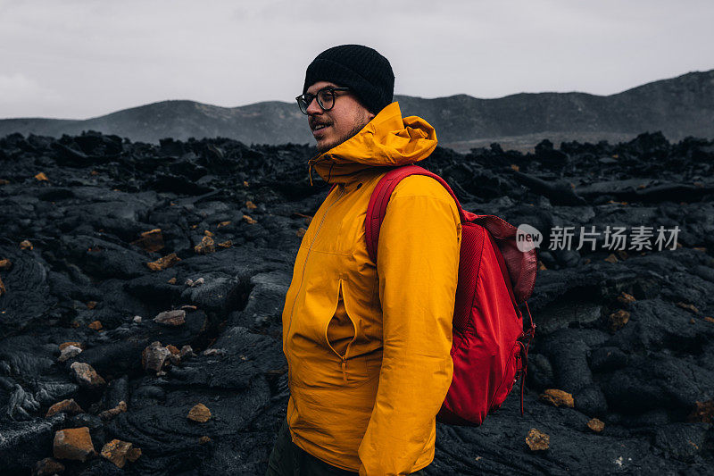 在冰岛fagradalsjall火山喷发的男子旅行者徒步旅行