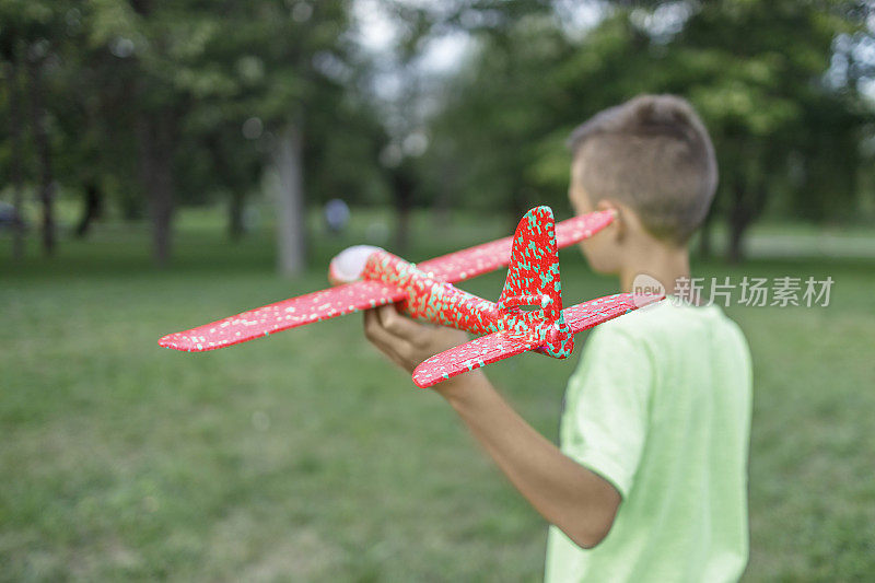 孩子们在公园里玩飞机模型玩具