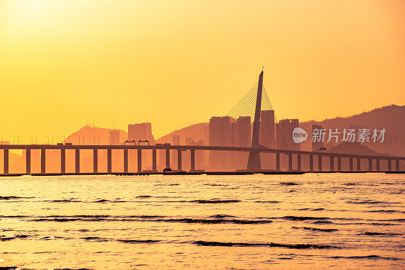 深圳湾大桥是连接深圳和香港的干线