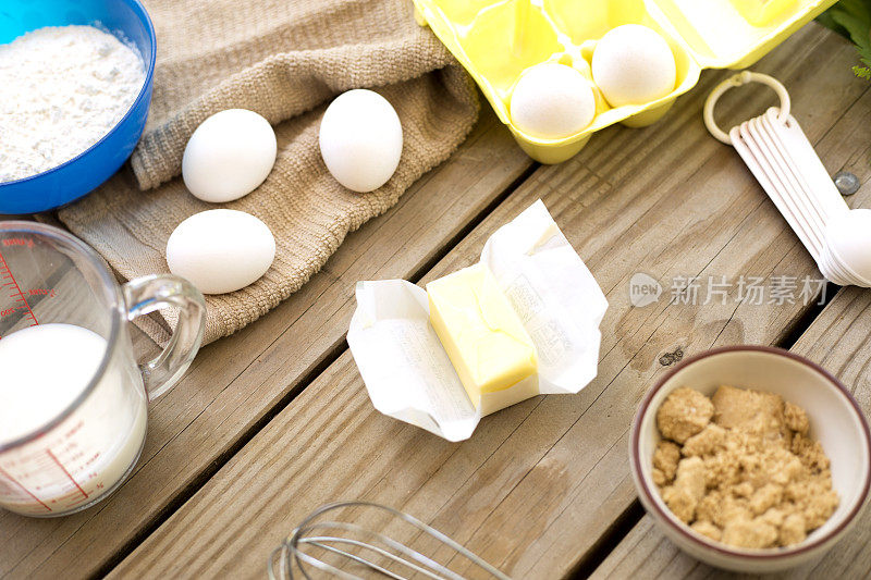 在户外烹饪。在春天，一家人在野餐桌上收集食材，一起享受户外烹饪的乐趣。