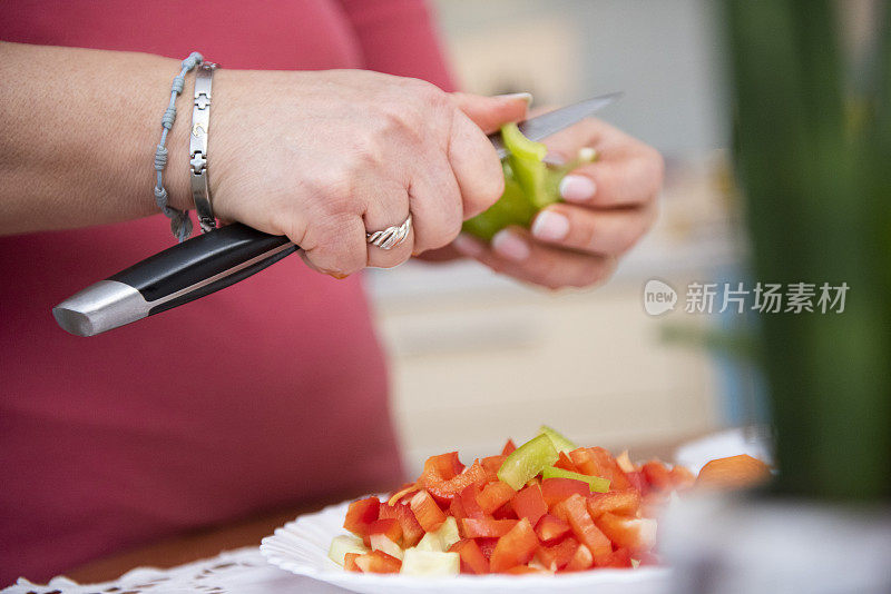 女人准备生物水果和蔬菜奶昔