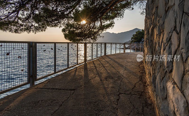 令人惊叹的日落海景，布雷拉，受欢迎的亚得里亚海夏季旅游胜地。旅游背景下,克罗地亚