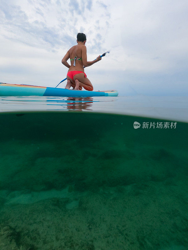 女人跪着划水