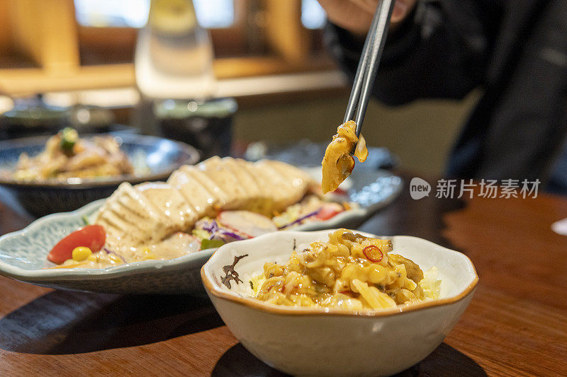 日本餐厅的海螺肉，豆腐和蔬菜沙拉