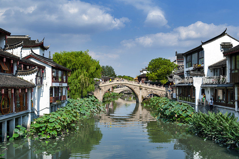 中国上海闵行区七宝古镇普惠河畔的传统茶馆和建筑