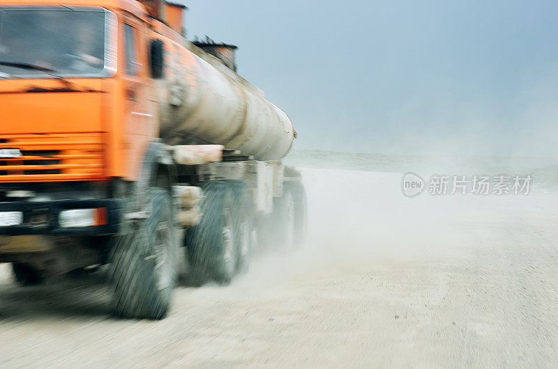 油罐车在尘土飞扬的乡间公路上超速行驶