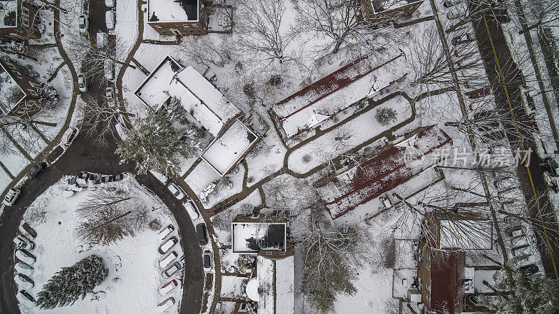 一场暴风雪过后的冬天，牙买加，皇后区，Parkway村社区的鸟瞰图。