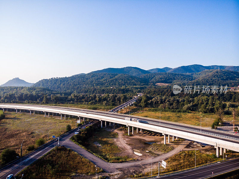 在高速公路上行驶的车辆