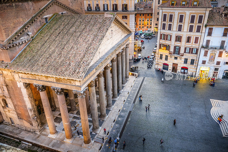 从罗马历史中心的万神殿正面的顶部可以看到令人联想的景象