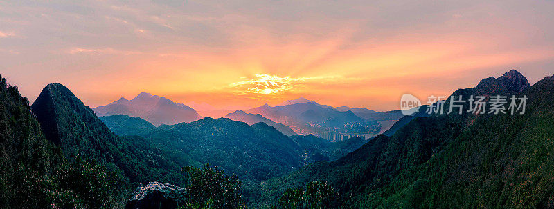 阳光明亮地照耀着群山。