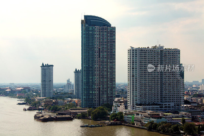 曼谷的城市景观，高楼大厦在泰国阳光明媚的蓝天上