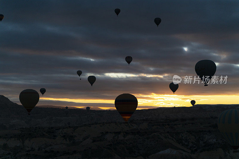 在卡帕多西亚起飞的气球在日出时拍摄