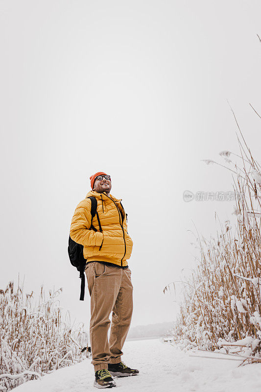 人们在下雪天穿着暖和的衣服