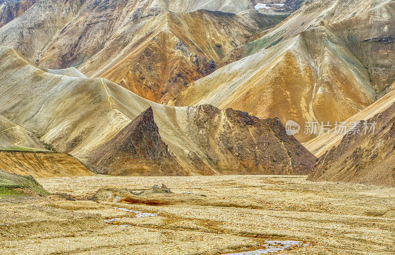 欧洲美丽独特的岛国冰岛的高地上的Landmannalaugar的令人叹为观止的彩色山丘