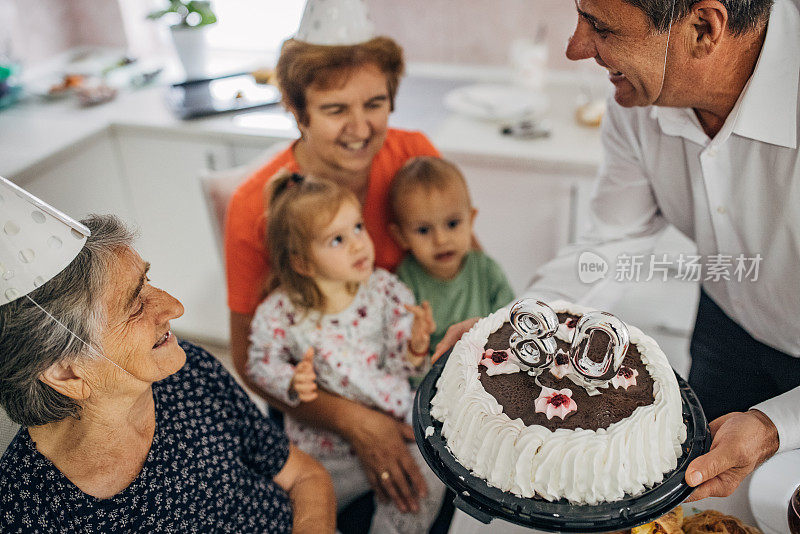 奶奶的生日蛋糕，生日快乐