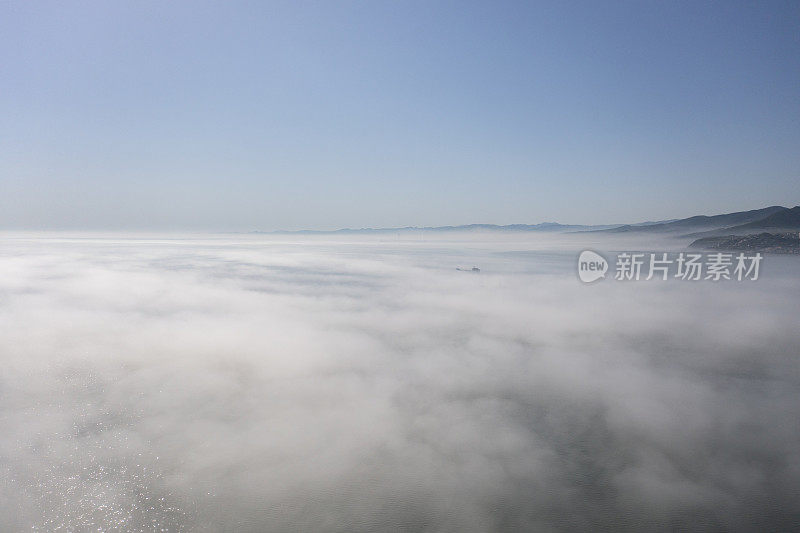 黑海上空的低云。雾在海