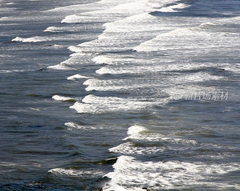 海浪席卷着宽阔的海滩