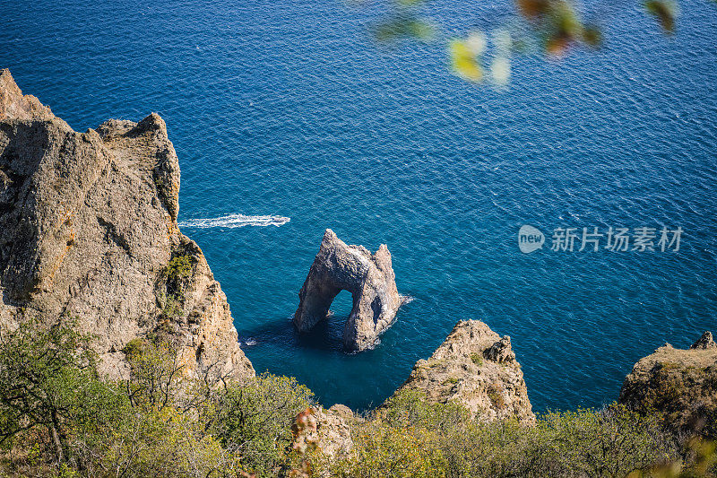 俄罗斯克里米亚卡拉达格黑海金门岩石的俯视图
