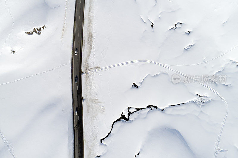 鸟瞰图驾驶在冬天，尤利尔帕斯，瑞士阿尔卑斯山