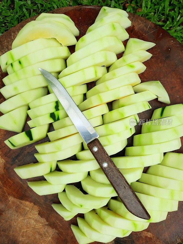 将木瓜切成小块-食物准备。
