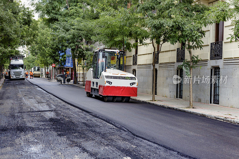 蒸汽压路机在马德里铺路