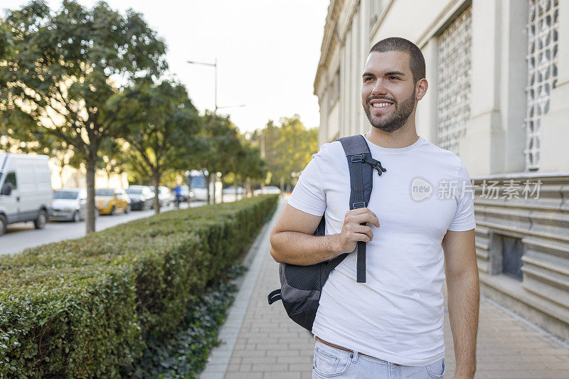 一个男人微笑着走过他的大学