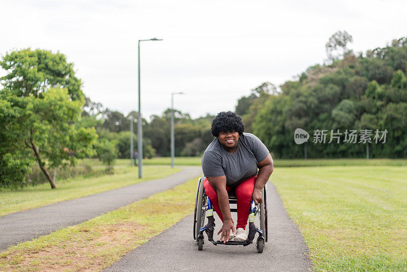 公园里坐轮椅的成熟女人。