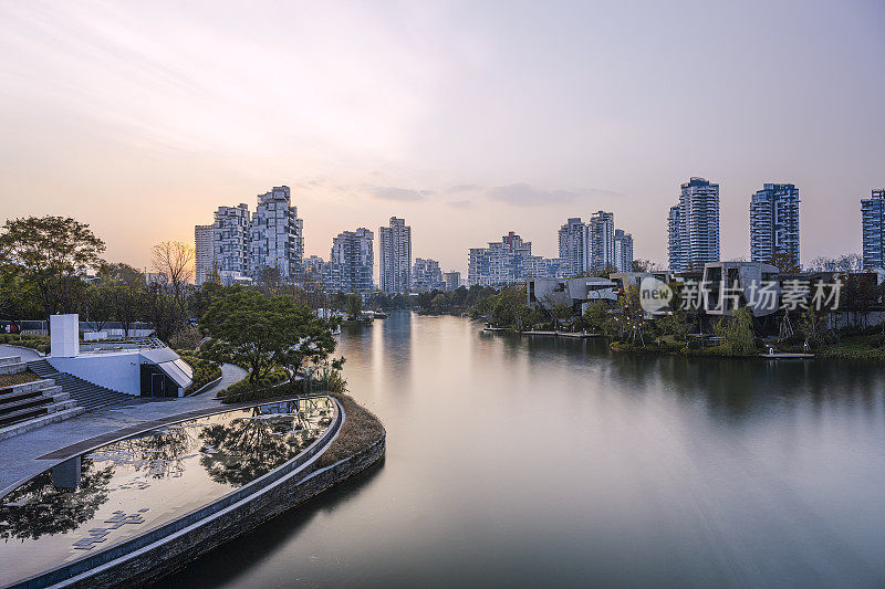 黄昏时分，现代城市的天空边界是溪流