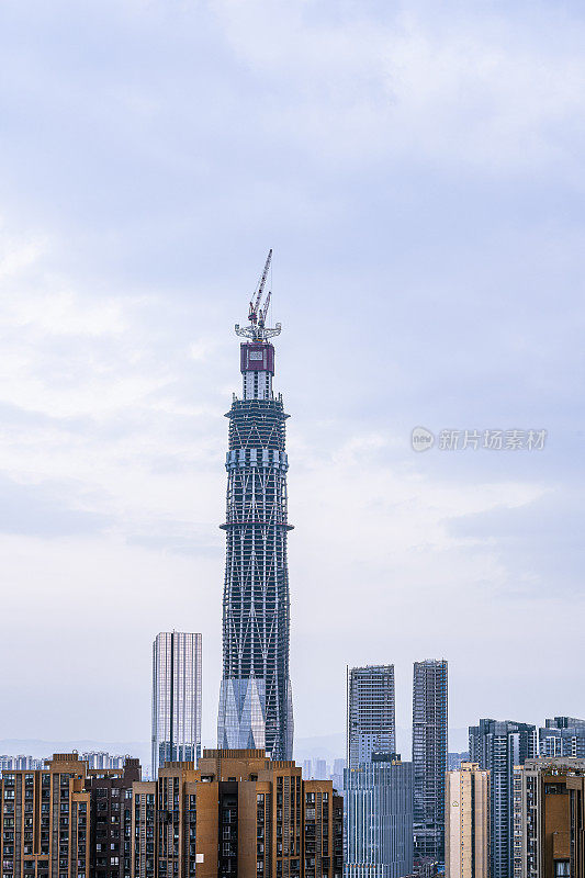 高楼大厦在黄昏时建成