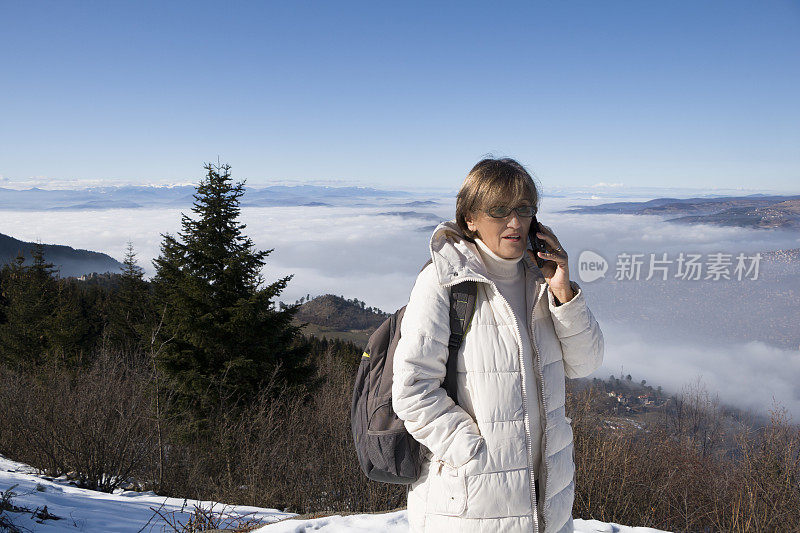 老妇人在山上呼吸着新鲜空气