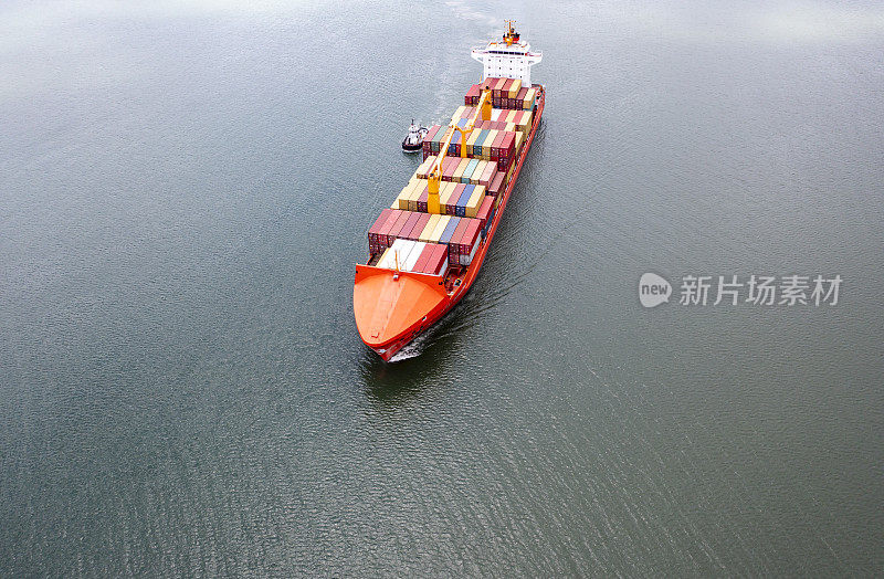 工业港口的鸟瞰图，在这里货物被运送到国内和国际的海运或海运货船上