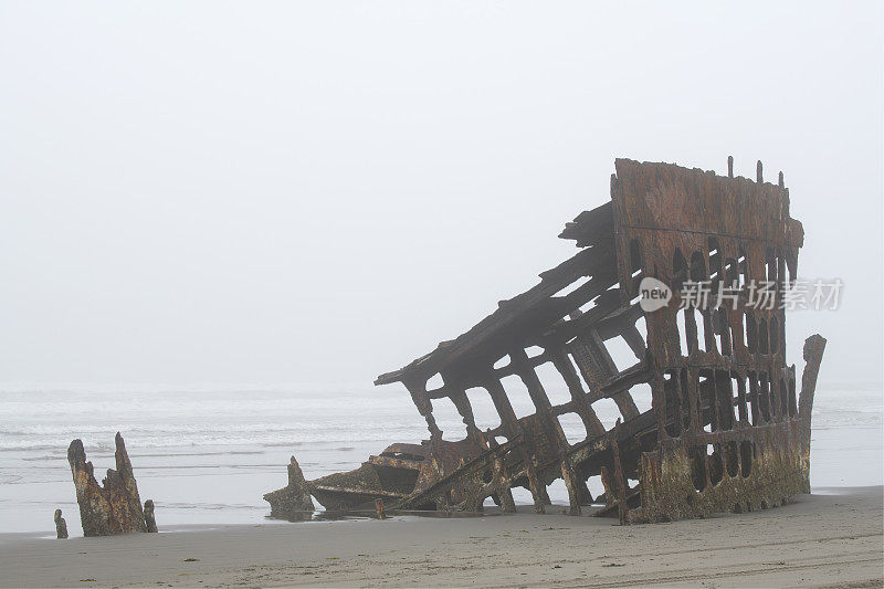 彼得・伊代尔号的残骸在雾天的沙滩上