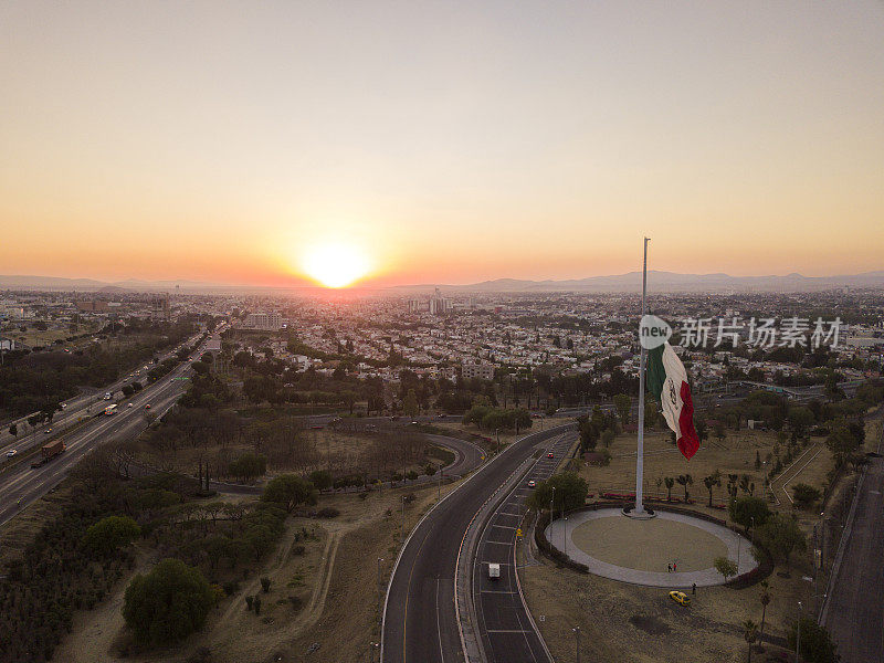 航拍Querétaro日落时分的城市