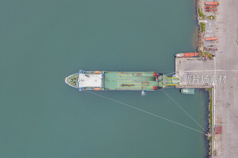 俯视图滚装船在一个国际港口。