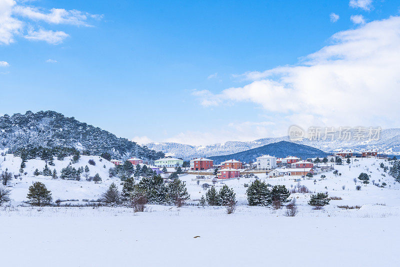 雪下的山村景观